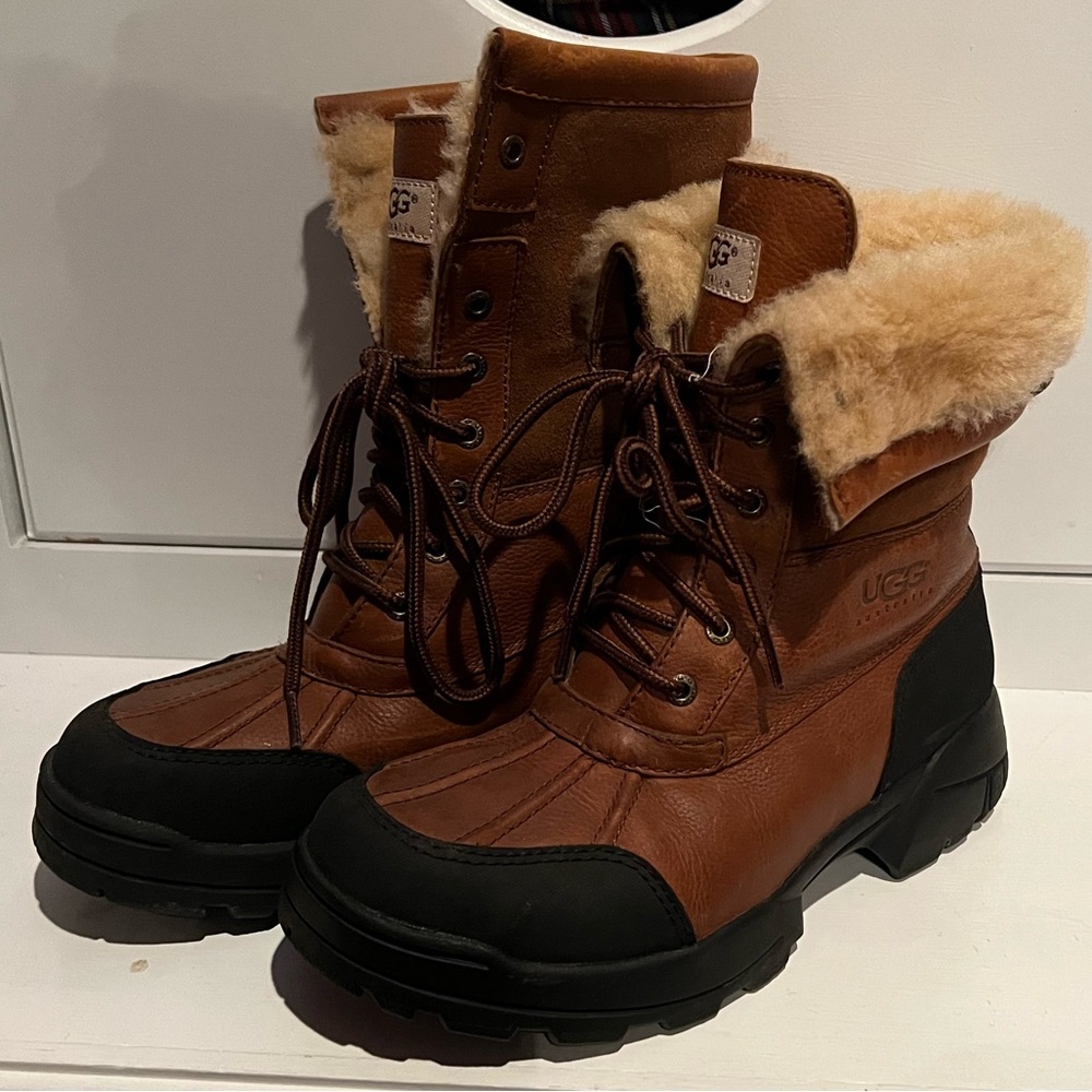 LIKE NEW Ugg Adirondack